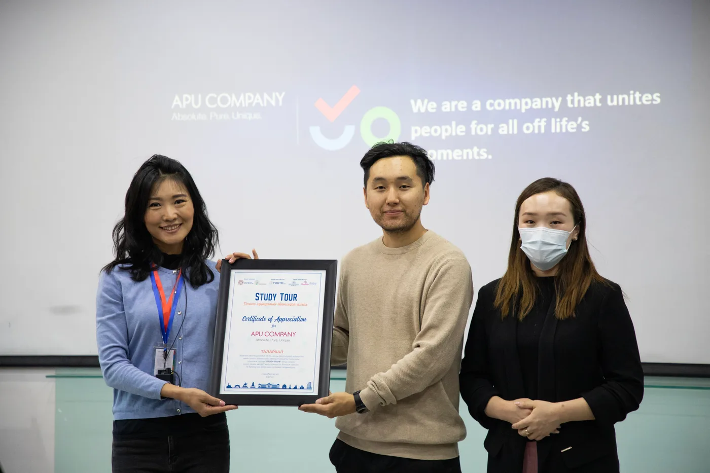 Study Tour participants with a certificate during the visit to APU Company